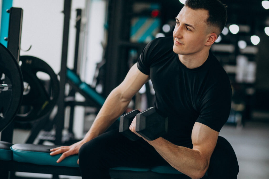 Man zit in de sportschool en moet uitkijken voor een beginnende blessure.